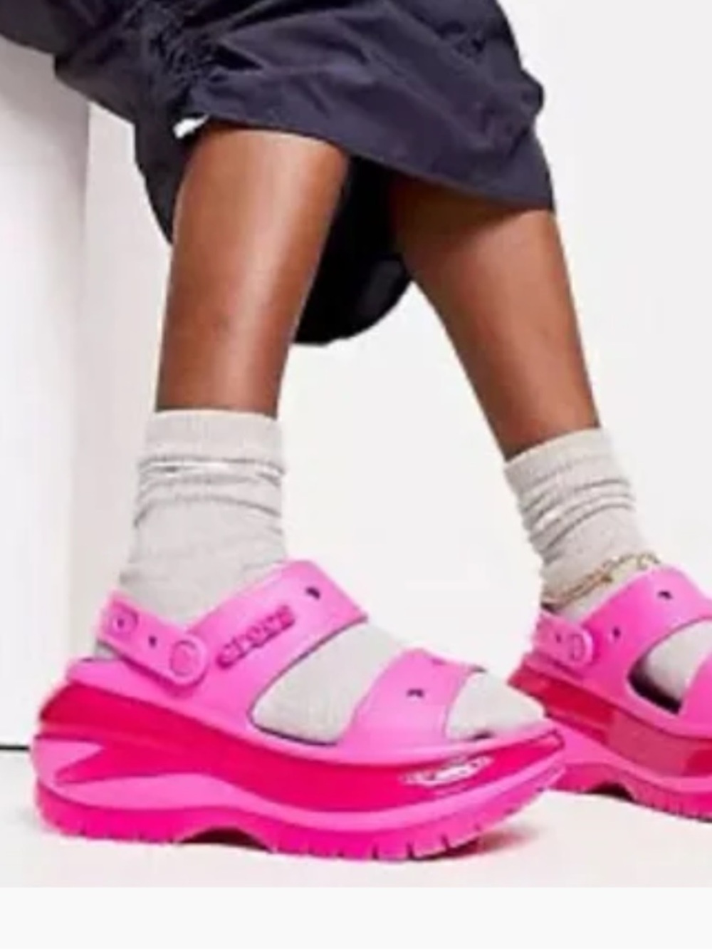 CROCS Mega Crush Women’s Sandals - Juice ~Hot Pink /Red - Picture 2 of 7